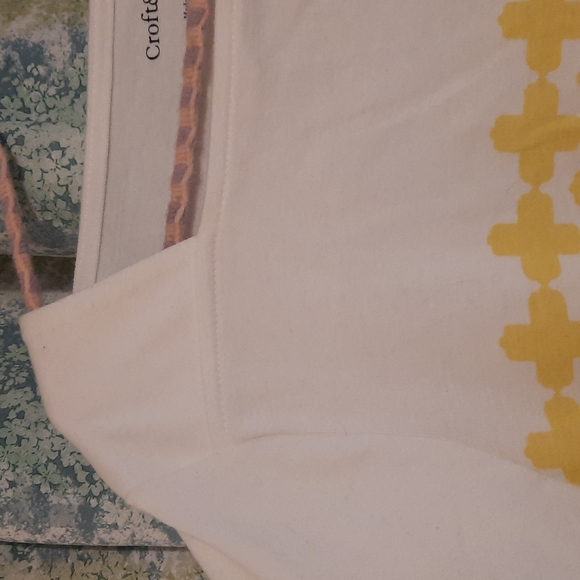 Croft & Barrow white and yellow shirt great detail - Picture 5 of 7